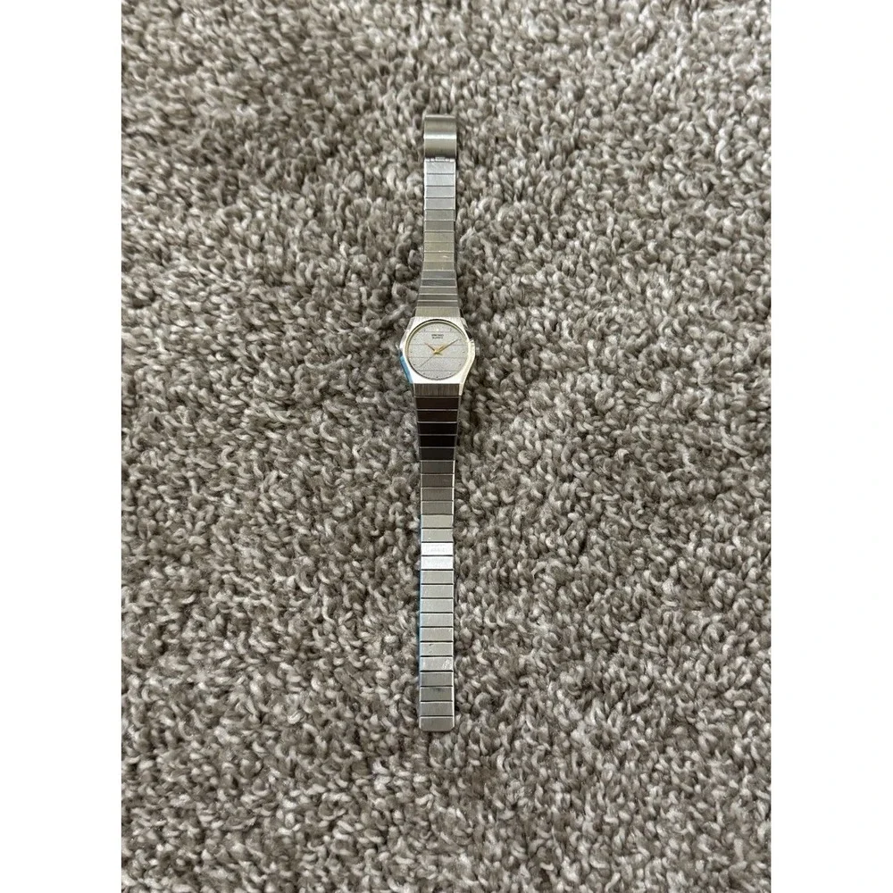SEIKO 2C21-0050 Silver Gold Ladies Vintage 21.5mm Quartz READ